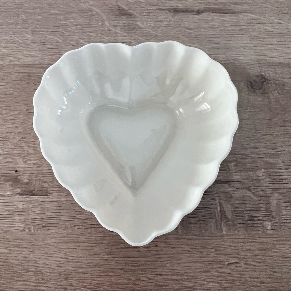 Vintage 7th Mark 1965-1980 Belleek Heart Candy Dish Ivory Ribbed Fluted Ireland
